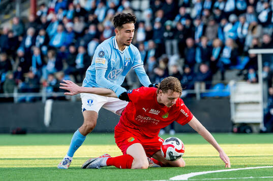 Malmö FFs Adrian Skogmar och Torslandas Liam Filip