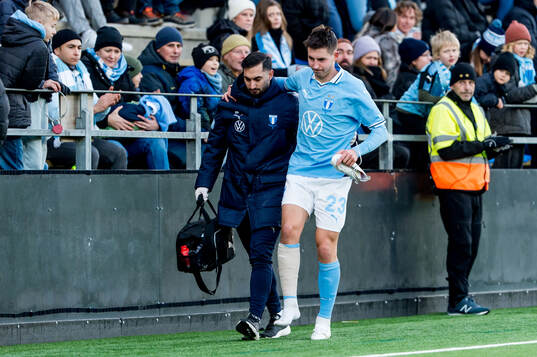 Malmö FFs Lasse Berg Johnsen lämnar planen skadad