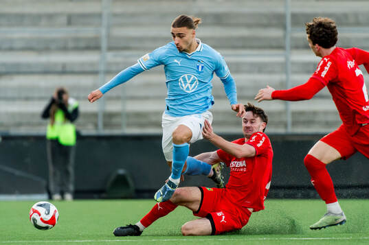 Malmö FFs Elison Makolli och Torslandas Sean John Bright