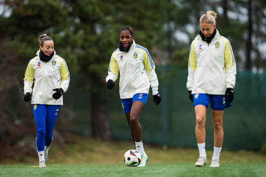 Kosovare Asllani and Evelyn Ijeh of the Swedish women's