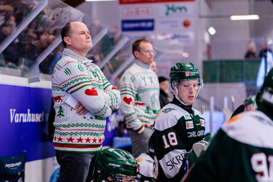 Tingsryds assisterande tränare Larry Pilut med jultröja