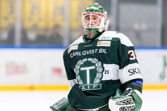 Tingsryds målvakt Emil Cederlund har ont