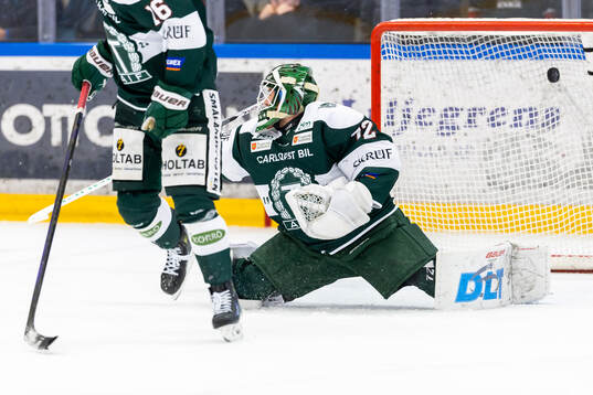 Tingsryds målvakt Pontus Eltonius när Nybro gör mål 2-3