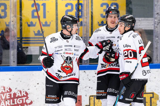 Nybros Anton Svensson och Juho Liuksiala jublar