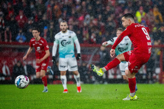 Niklas Castro of Brann scores the 1-1 goal