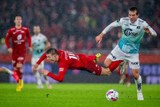 Emil Kornvig of Brann and Joe Bell of Viking