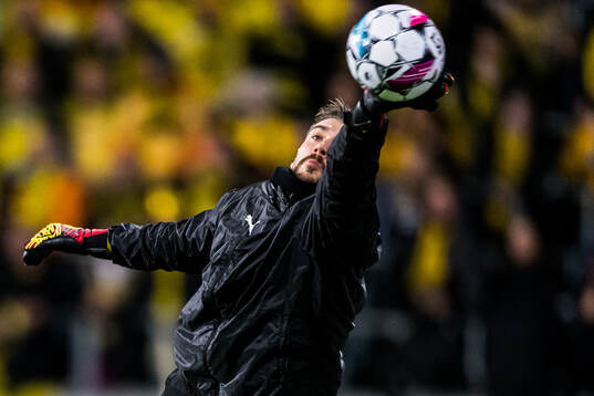 Nikita Haikin of Bodø/Glimt warms up