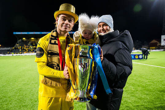 Patrick Berg of Bodø/Glimt celebrates with the trophy