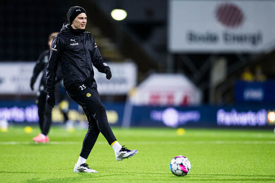 Isak Dybvik Määttä of Bodø/Glimt warms up