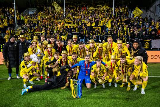 Players of Bodø/Glimt celebrates with the trophy