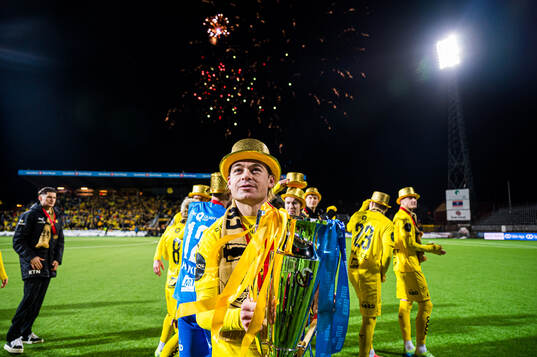 Patrick Berg of Bodø/Glimt celebrates with the trophy