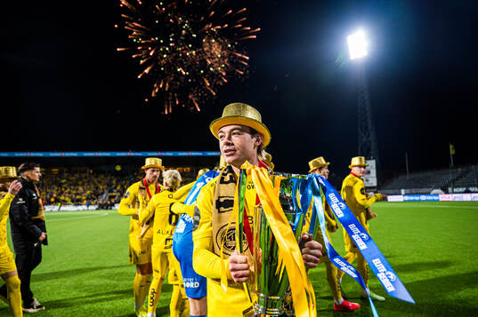 Patrick Berg of Bodø/Glimt celebrates with the trophy