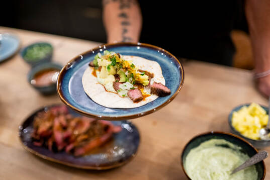 Behrang Safari visar upp en variant av tacos