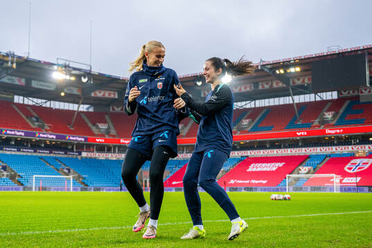 Goalkeeper Selma Panengstuen and Tuva Hansen of the