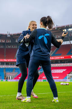 Goalkeeper Selma Panengstuen and Tuva Hansen of the