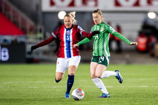 Guro Bergsvand of Norway and Lauren Wade of Northern Ireland