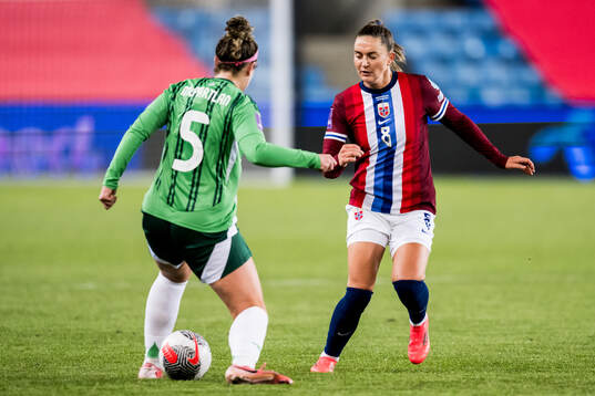 Brenna McPartlan of Northern Ireland and Vilde Bøe Risa of