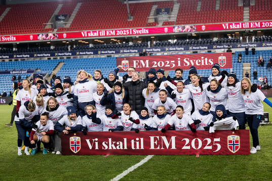Players of Norway celebrate
