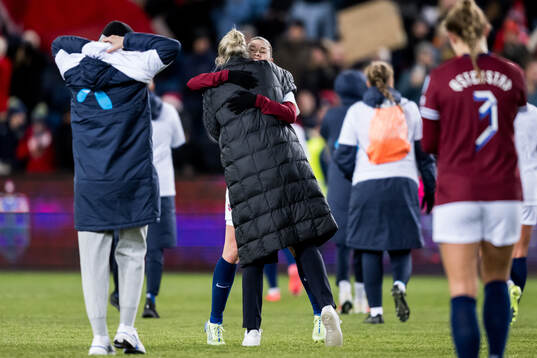 Maren Mjelde and Head coach Gemma Grainger of Norway