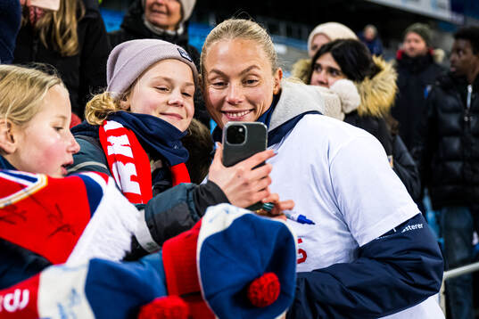 Guro Bergsvand of Norway with a fan