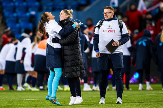 Goalkeeper Cecilie Fiskerstrand, head coach Gemma Grainger