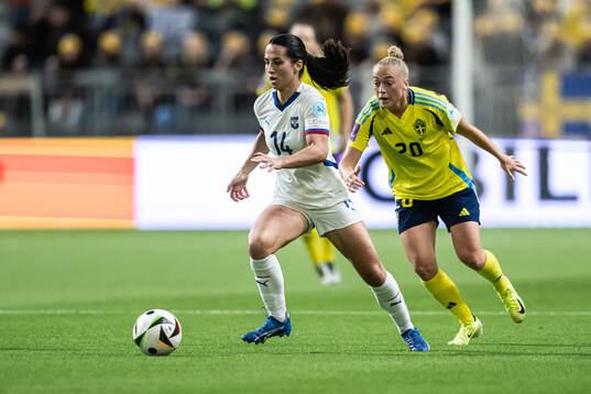 Vesna Milivojevic of Serbia and Hanna Bennison of Sweden
