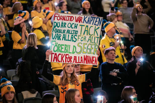 A fan of Sweden with a sign dedicated to Caroline Seger