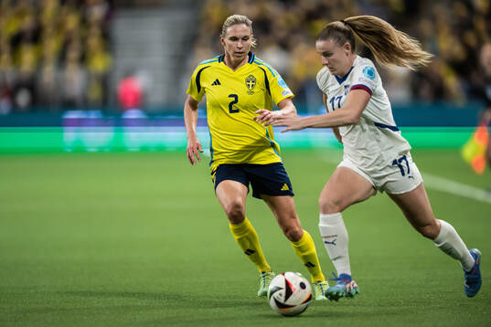 Jonna Andersson of Sweden and Allegra Poljak of Serbia