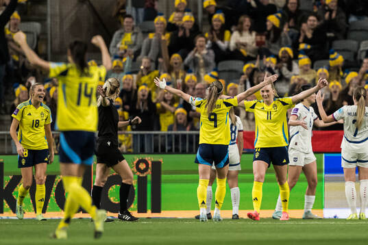 Fridolina Rolfö, Nathalie Björn, Kosovare Asllani, and