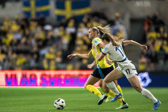 Fridolina Rolfö of Sweden and Allegra Poljak of Serbia