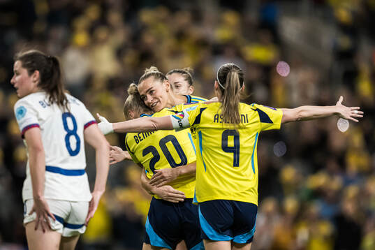 Hanna Bennison, Fridolina Rolfö, and Kosovare Asllani of