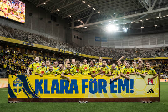 Players of Sweden celebrate with a sign ”Klara för EM!”