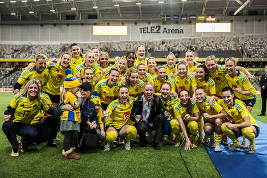 Players of Sweden and Caroline Seger