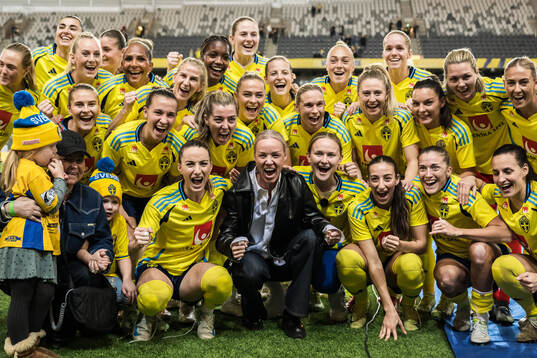 Players of Sweden and Caroline Seger