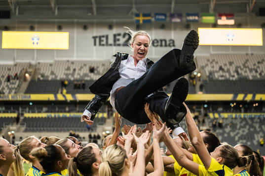 Players of Sweden and Caroline Seger