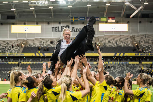 Players of Sweden and Caroline Seger