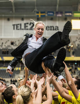 Players of Sweden and Caroline Seger