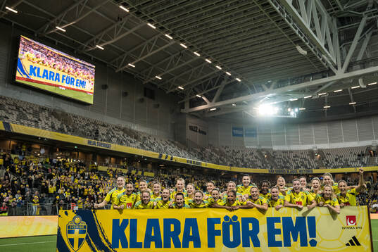 Players of Sweden celebrate with a sign ”Klara för EM!”