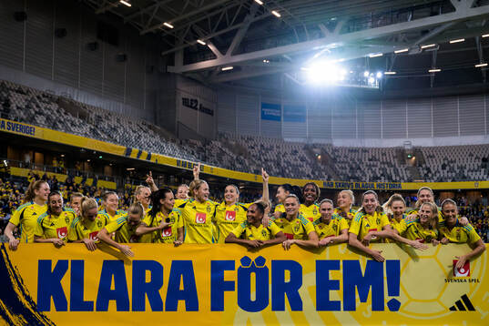 Players of Sweden celebrate with a sign ”Klara för EM!”