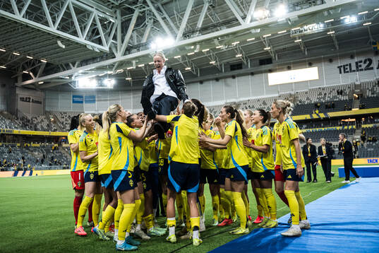 Players of Sweden and Caroline Seger