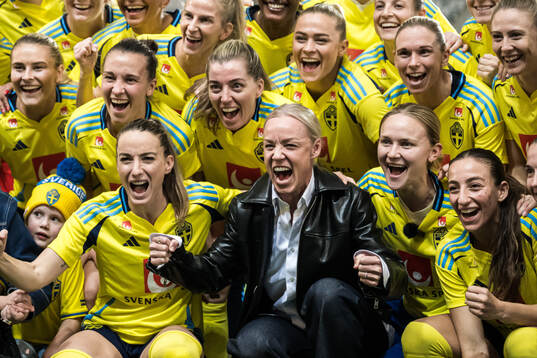 Players of Sweden and Caroline Seger