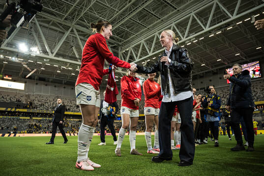 Players of Serbia with Caroline Seger