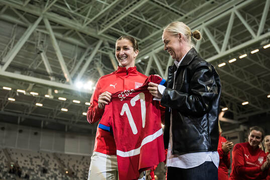 Players of Serbia with Caroline Seger