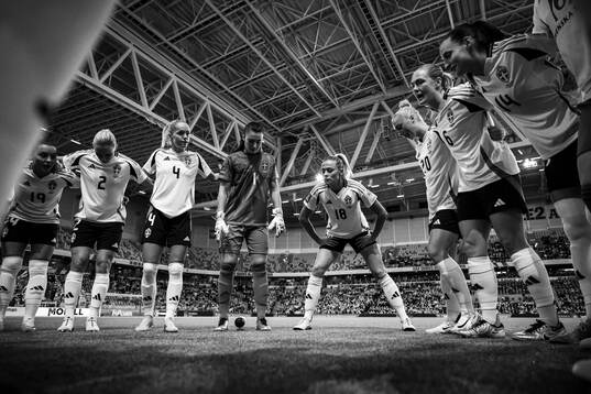 Hanna Lundkvist, goalkeeper Zecira Musovic, Fridolina