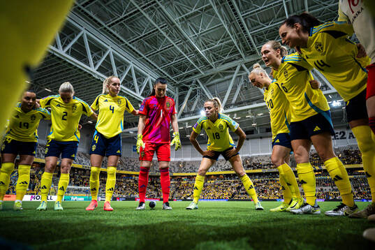 Hanna Lundkvist, goalkeeper Zecira Musovic, Fridolina