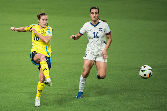 Filippa Angeldahl of Sweden and Vesna Milivojevic of Serbia