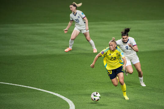 Hanna Bennison of Sweden and Jovana Damnjanovic of Serbia