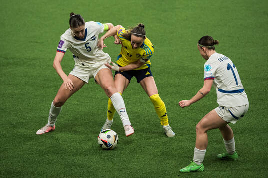 Violeta Slovic of Serbia and Kosovare Asllani of Sweden