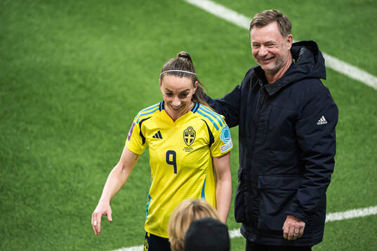 Kosovare Asllani and Head coach Peter Gerhardsson of Sweden