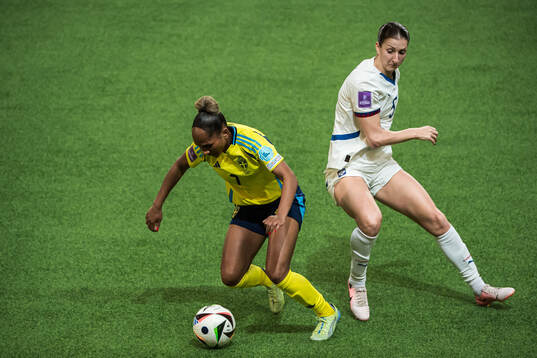 Madelen Janogy of Sweden and Violeta Slovic of Serbia
